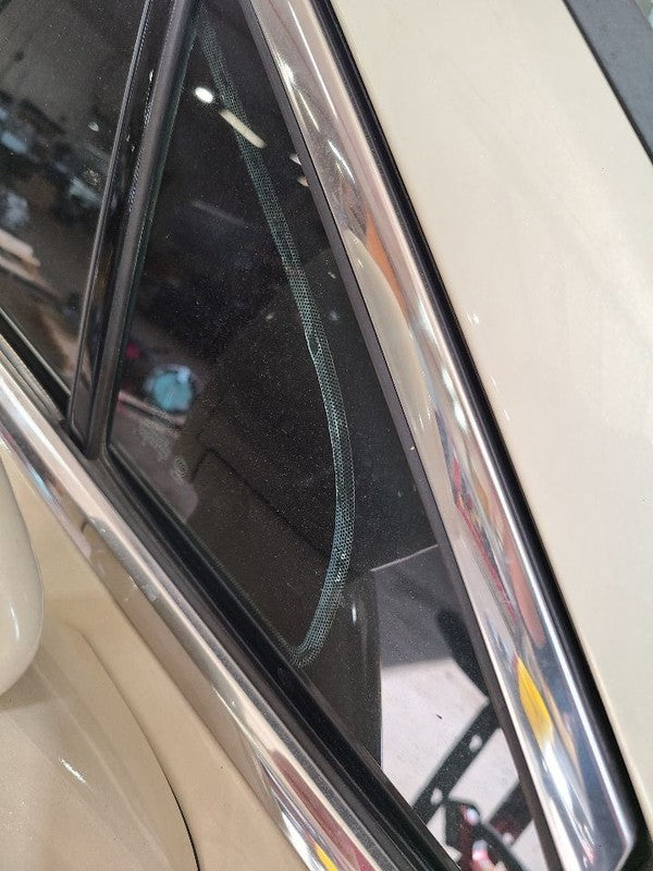 Passenger Right Front Door Vent Glass Fits 19-23 NAUTILUS 677081