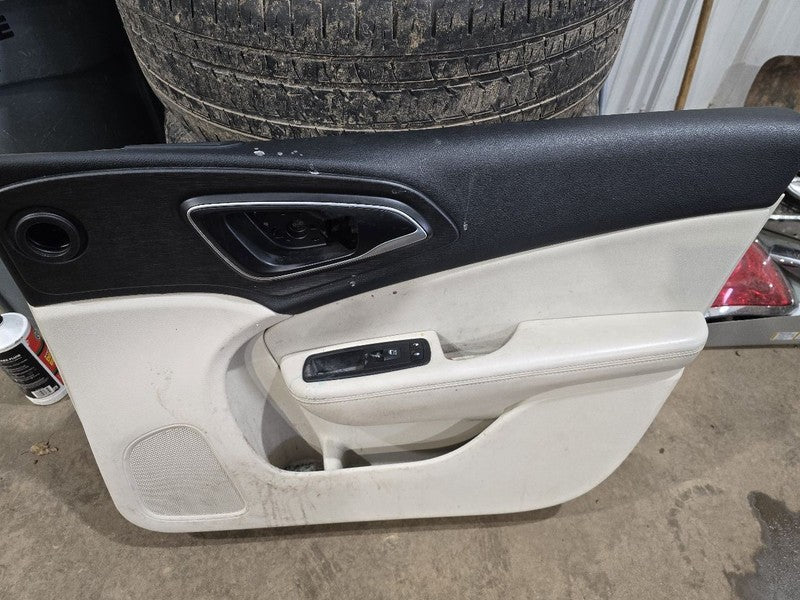200       2016 Front Door Trim Panel 619407