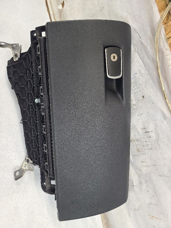 335I      2015 Glove Box 604517