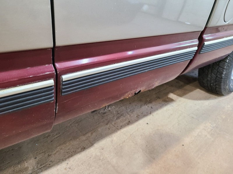 TCHEV1500 1998 Door Moulding Rear 672121