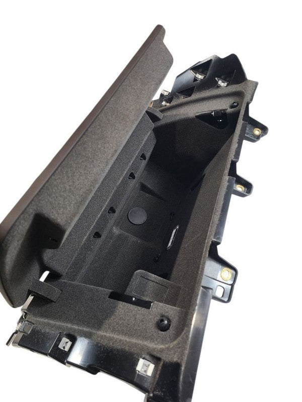 MACAN     2015 Glove Box 661476
