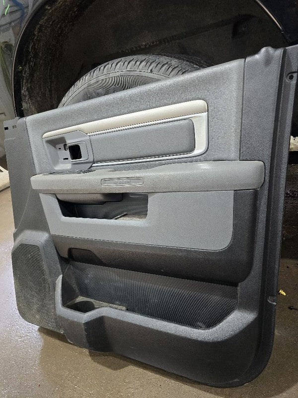 RAM1500   2016 Front Door Trim Panel 620335