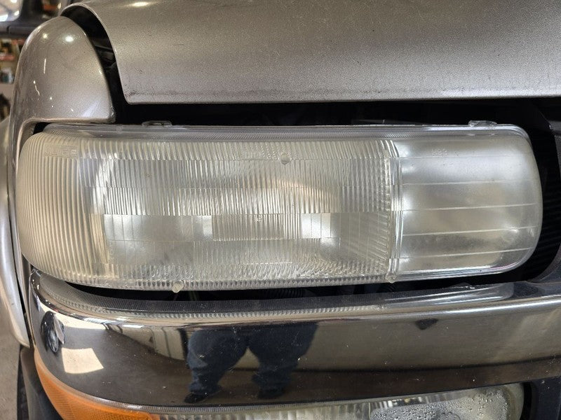 Passenger Right Headlight Fits 00-06 SUBURBAN 1500 646804