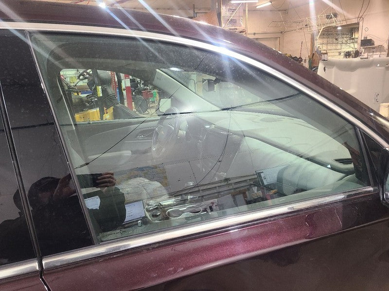 Passenger Front Door Glass Classic Style 5th Digit Fits 18-24 TRAVERSE