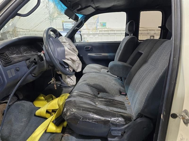 T100      1995 Seat Belt Rear 593147