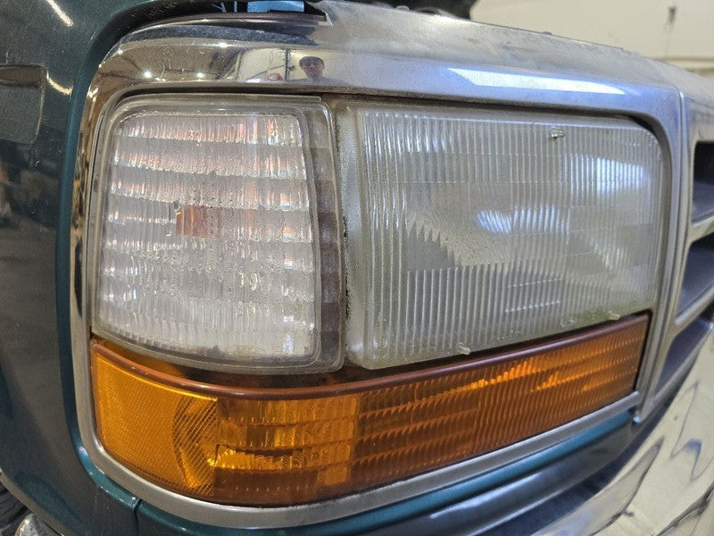 Passenger Right Headlight From 8501 GVW Fits 92-97 FORD F250 PICKUP 64
