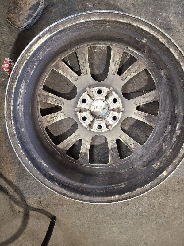 YUKONXL15 2014 Rare 22" 6 V Spoke Wheel 88967764    R639585