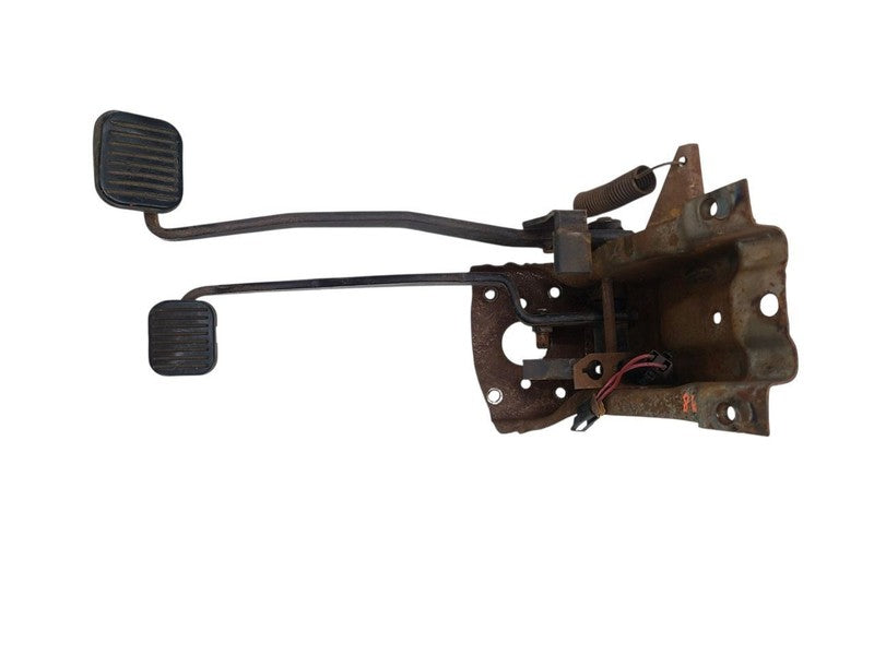 CJ        1986 Pedal Brake/Clutch 677989