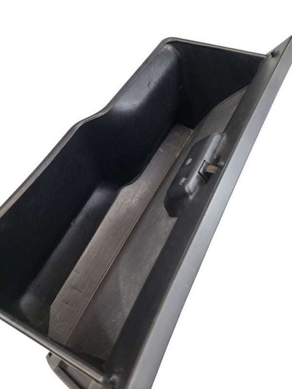 T100      1995 Glove Box 659442