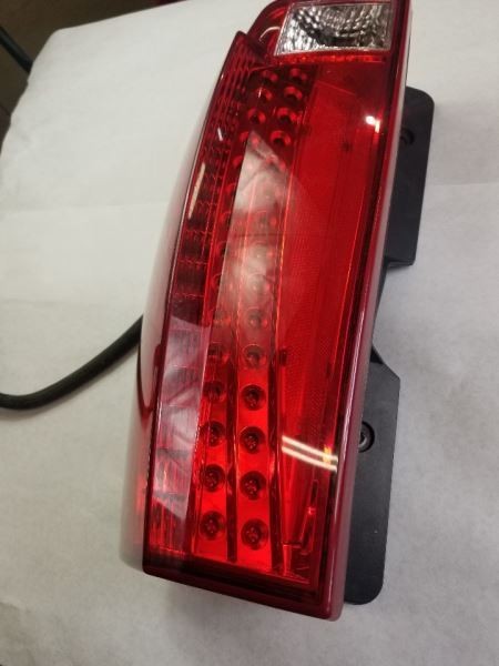 Passenger Tail Light Without Premium Collection Fits 07-14 ESCALADE 26