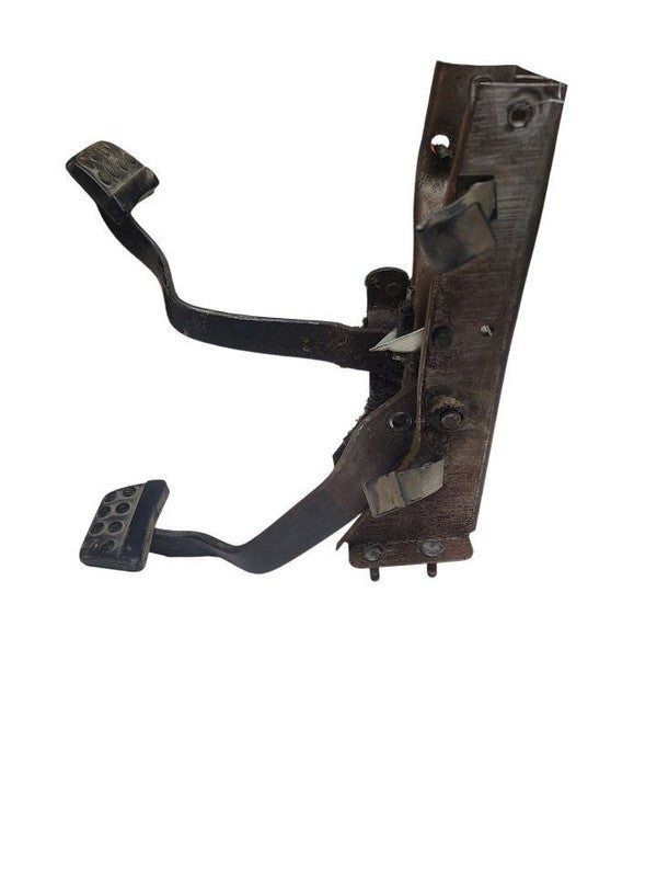 DART      1963 Pedal Brake/Clutch 671264