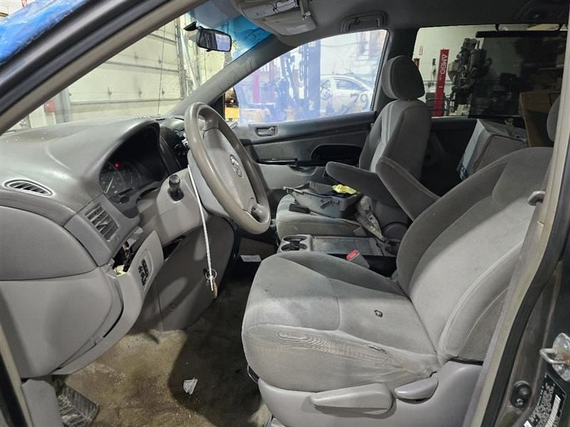 REAR SIENNA    2005 2nd Row Driver's Side Retractor Seat Belt Rear 574