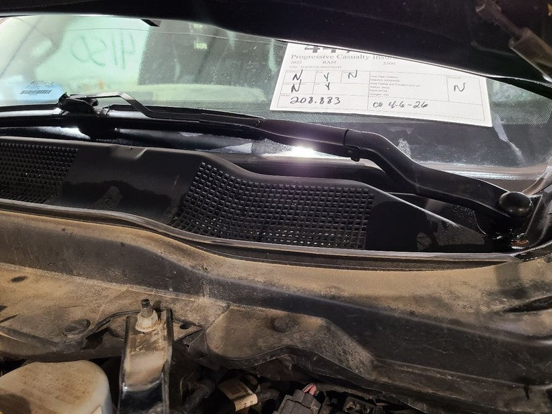 RAM3500   2022 Cowl 664384