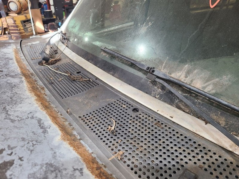 BRONCO    1992 Windshield Frame        648943
