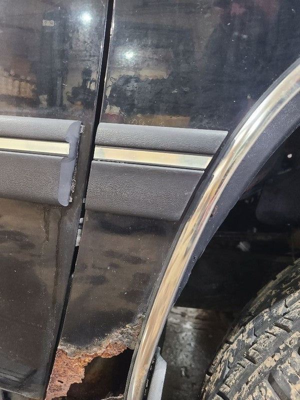 T100      1998 Fender Moulding 653985