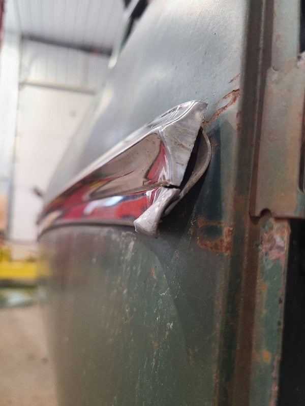 BUICK     1951 Door Moulding Front 656423