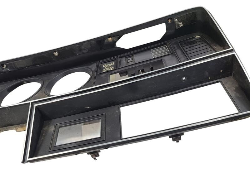 TDOD250   1990 Speedometer/Radio/Temperature Dash Bezel Assembly w/ Ve