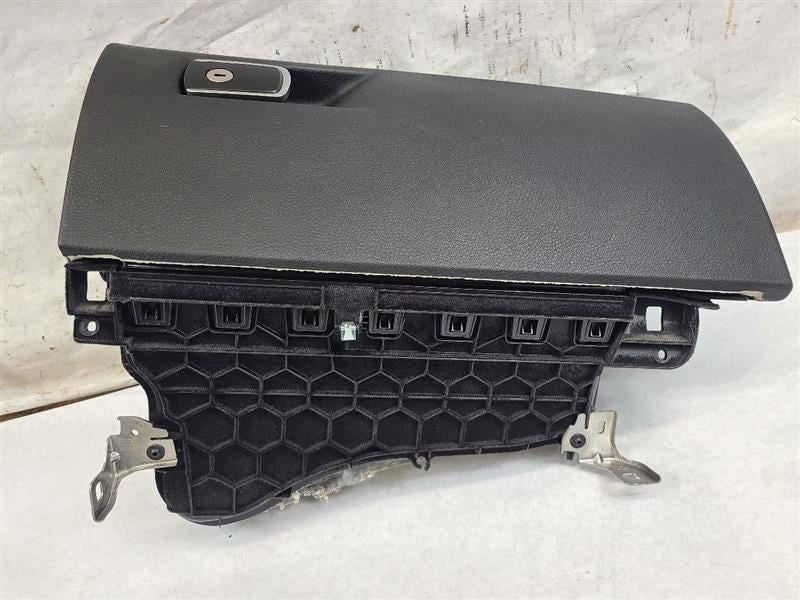 335I      2015 Glove Box 604517