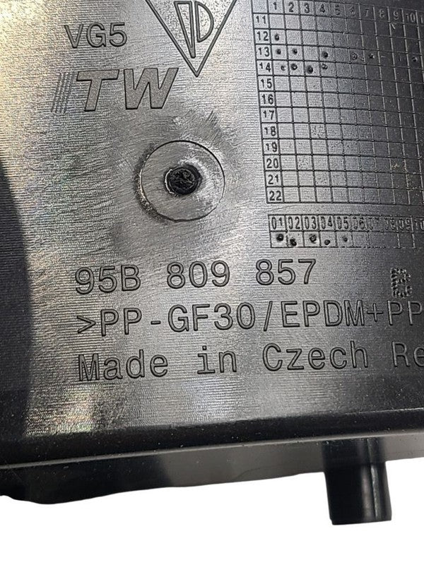 MACAN     2015 Fuel Filler Door 661450