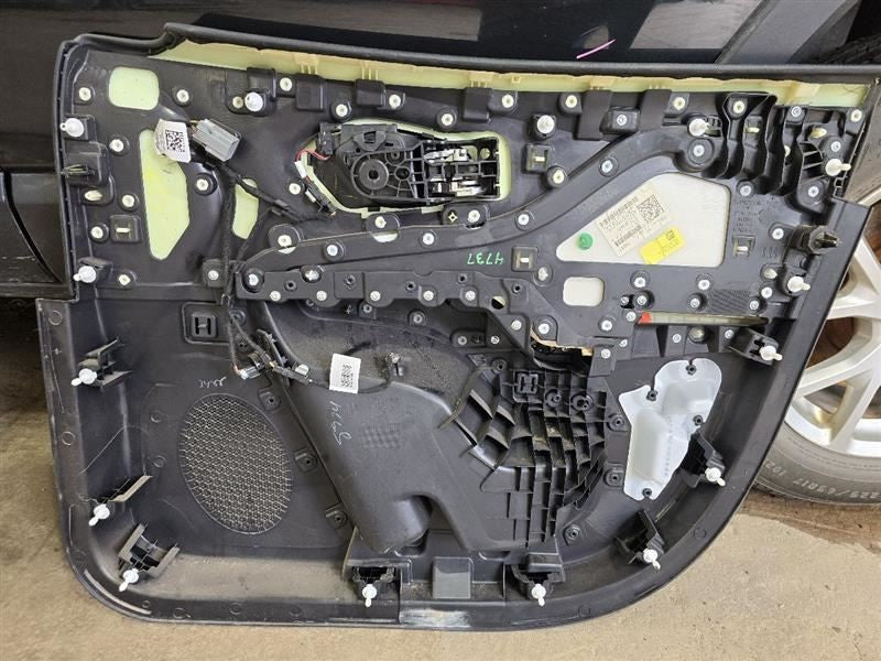 CHEROKEE  2016 Front Door Trim Panel 596220