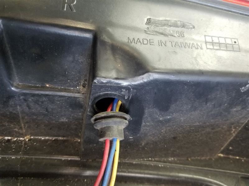 Passenger Tail Light Without Premium Collection Fits 07-14 ESCALADE 26