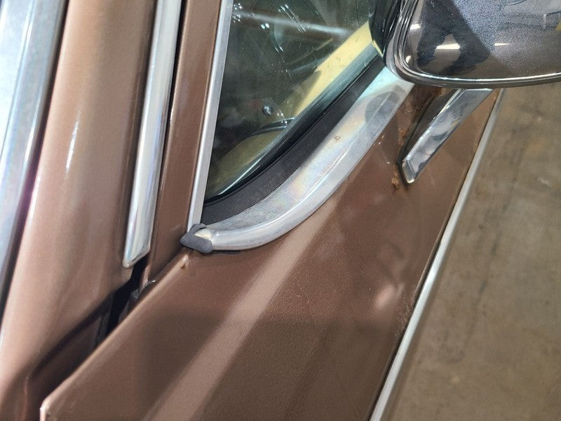OLDS-SW   1988 Door Moulding Front 677762