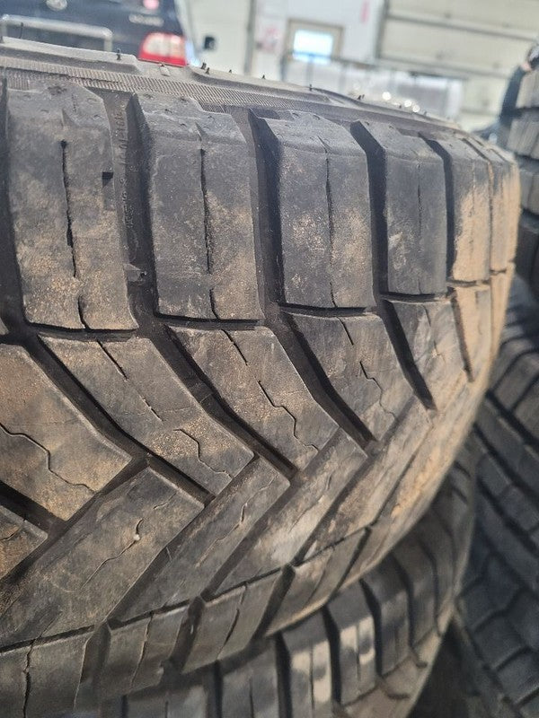 4 Used Tires 235-65-16 Michelin 11/32 662239