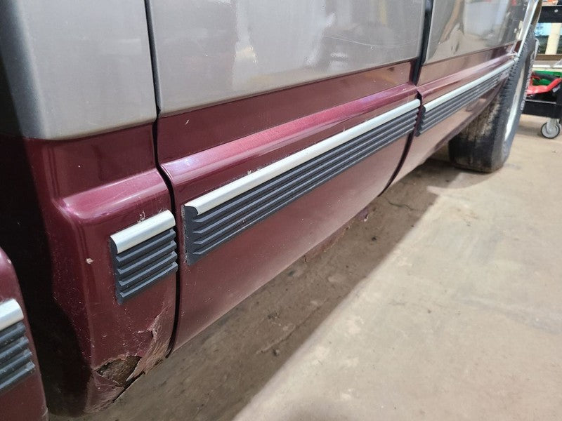 TCHEV1500 1998 Door Moulding Rear 672120