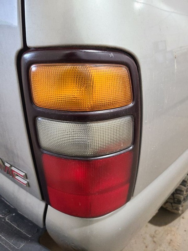 Passenger Right Tail Light Fits 04-06 SUBURBAN 1500 650096