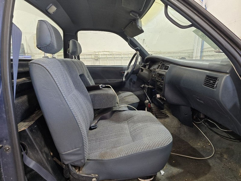 T100      1993 Seat Belt Front 638181