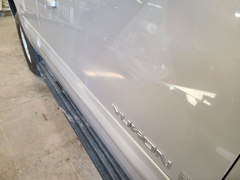 Passenger Front Door Thru 11/14/10 Fits 07-11 AVALANCHE 1500 678818