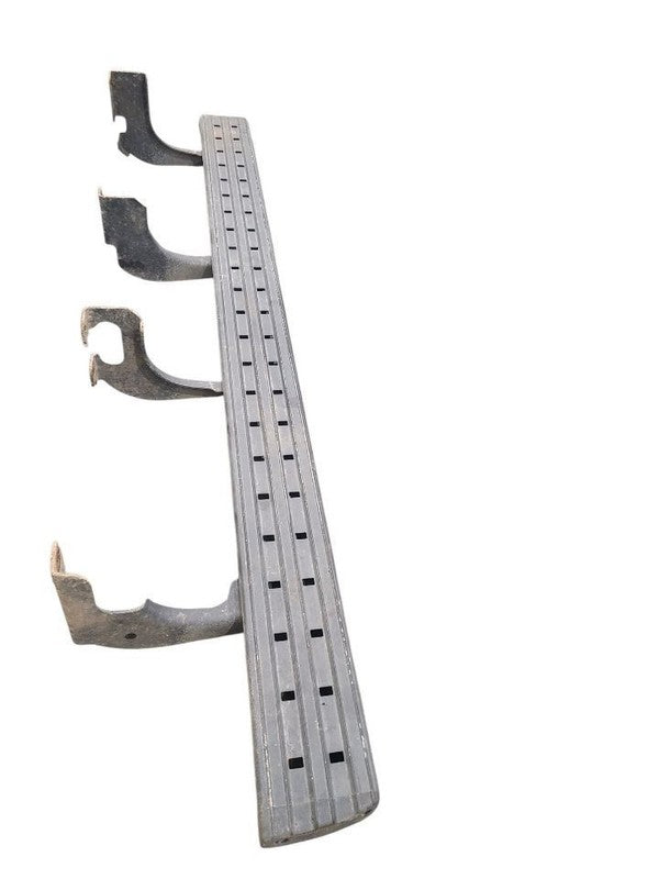 H3        2006 Running Board 679851