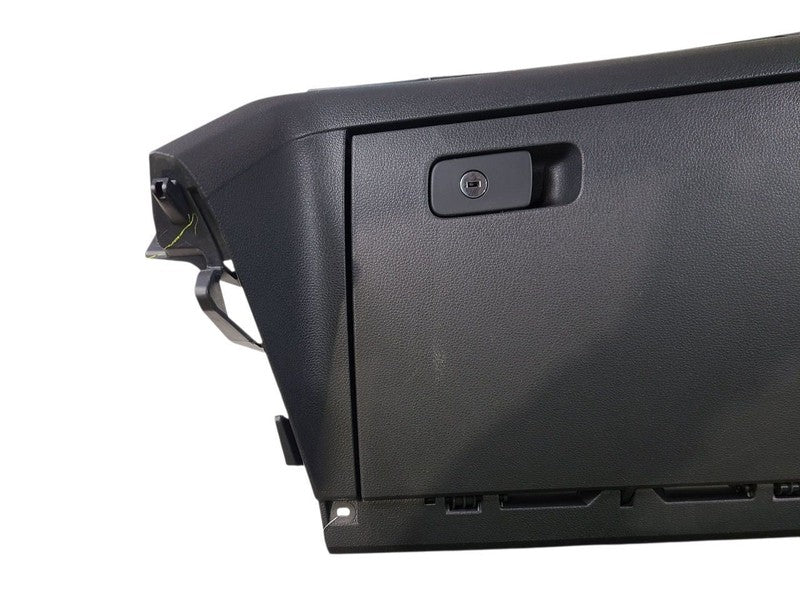 PASSAT    2022 Glove Box 637890