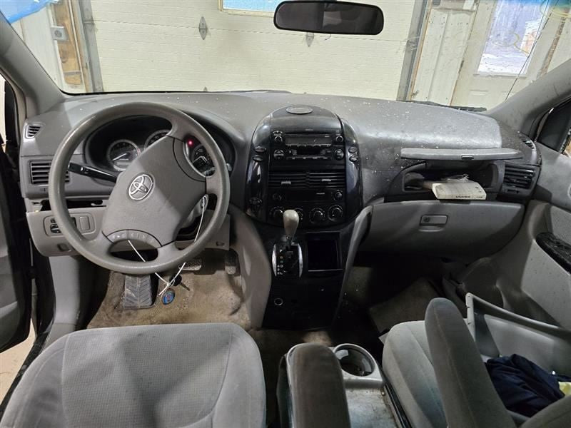 REAR SIENNA    2005 2nd Row Driver's Side Retractor Seat Belt Rear 574