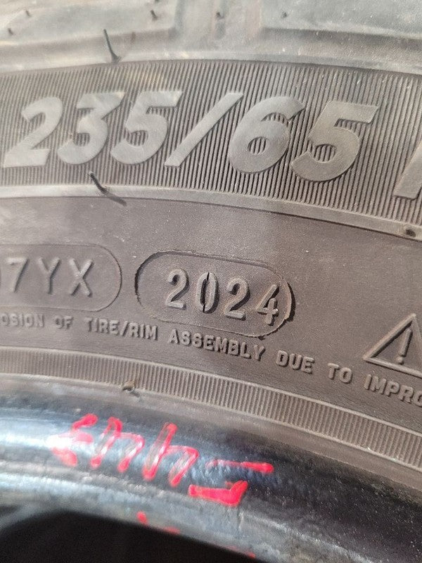 4 Used Tires 235-65-16 Michelin 11/32 662239