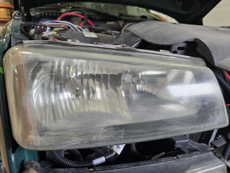 Passenger Headlight Classic Style Fits 05-07 SILVERADO 1500 PICKUP 627