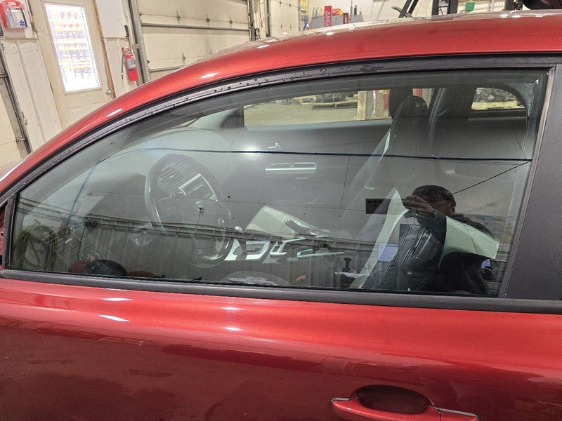 Driver Front Door Glass Fits 07-13 VOLVO 30 SERIES 645156