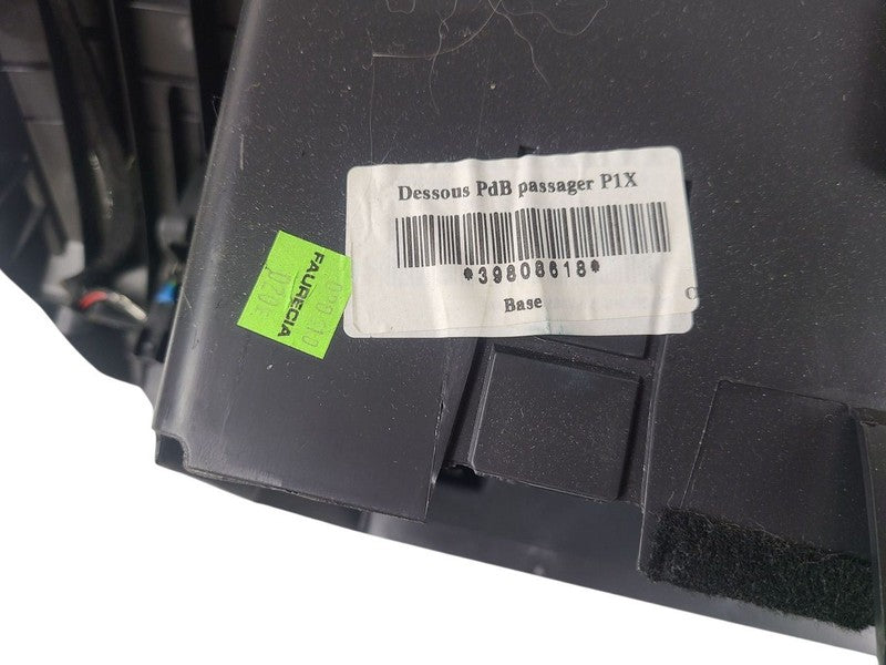 C30       2013 Glove Box 645153